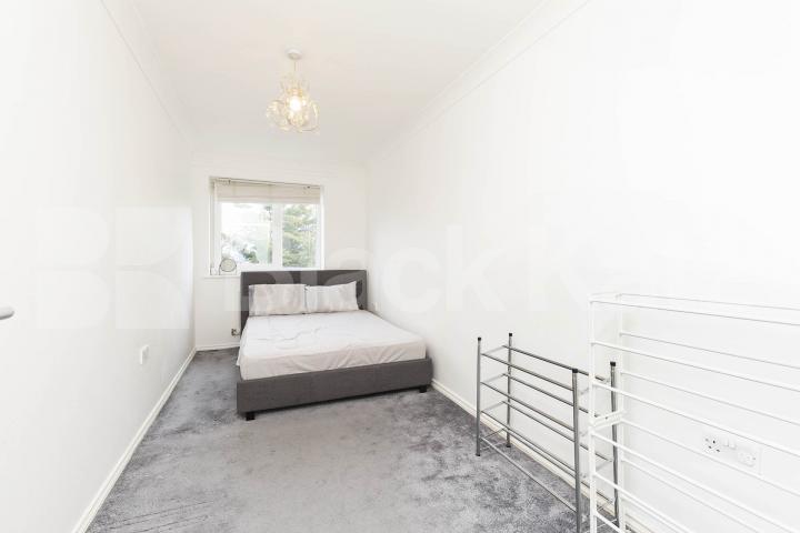 Top floor 2 bedroom apartment next to station with allocated parking  Montague Close, High Barnet 